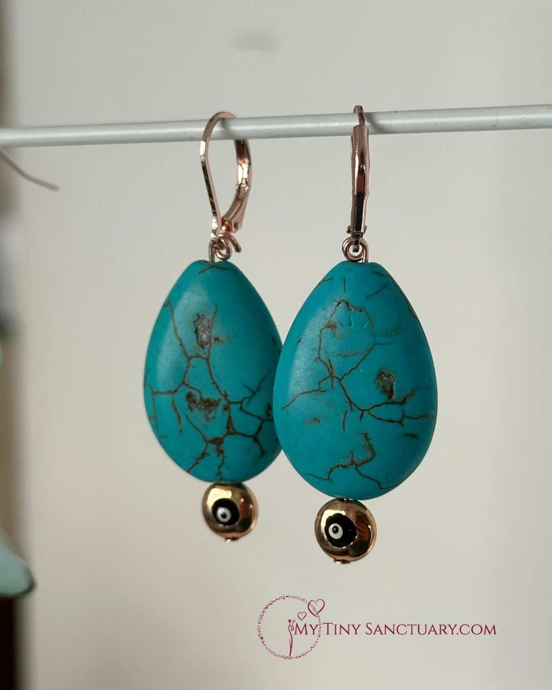 Les Boucles d'Oreilles en Howlite Turquoise et Œil de Mati en Or Rose