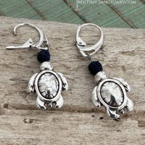 Turtle of Aegina Earrings | 999° Antique silver-plated & Lava Bead