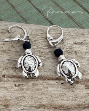 Turtle of Aegina Earrings | 999° Antique silver-plated & Lava Bead