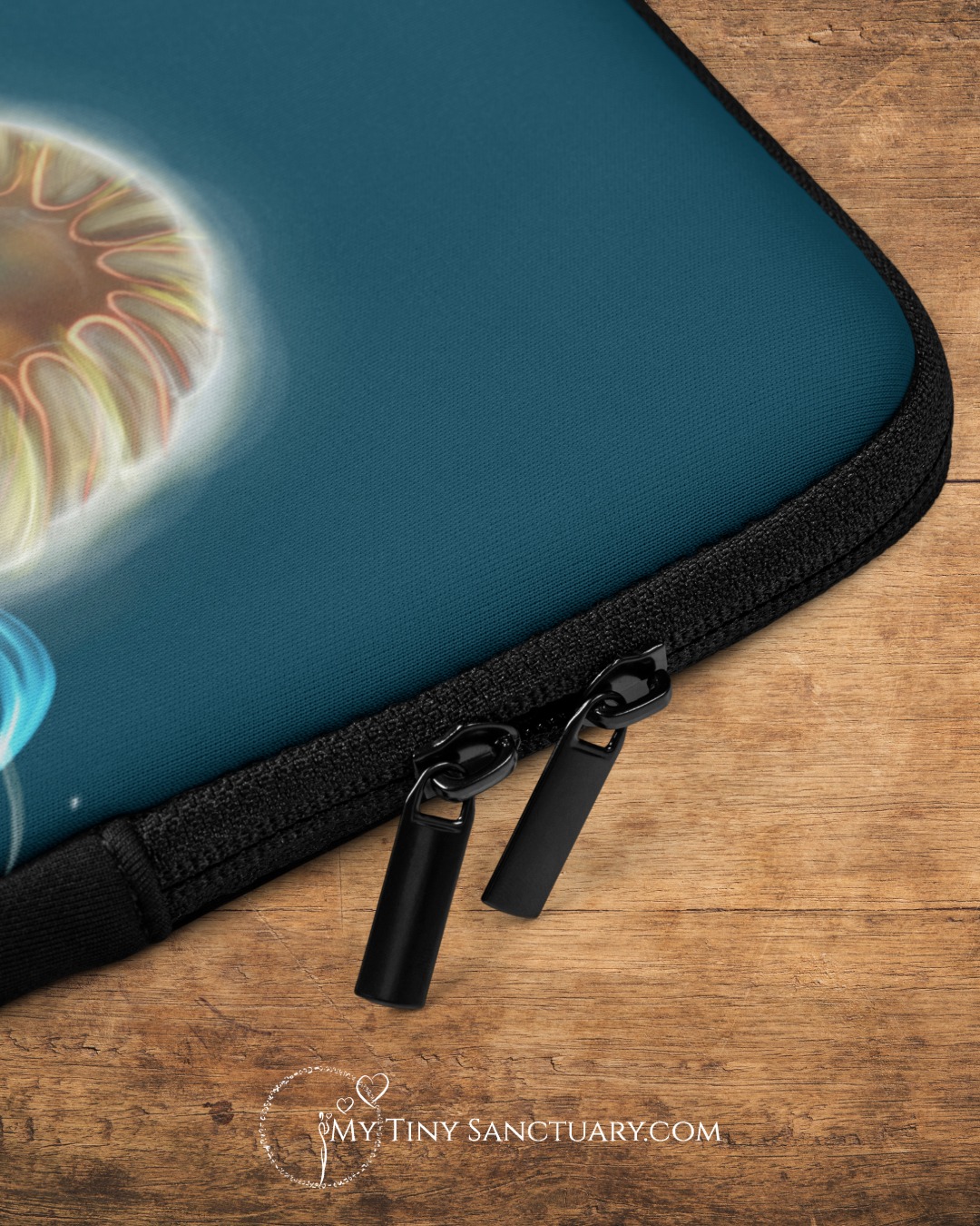 Solo Jellyfish Laptop Case – The Graceful Dancer Neoprene Sleeve with Faux Fur Lining - Image 3